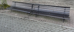 Nowe ławki ustawiono przy kaplicy na cmentarzu