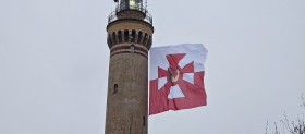 Proporzec Marynarki Wojennej na świnoujskiej latarni. Hołd dla 107. rocznicy utworzenia polskiej floty